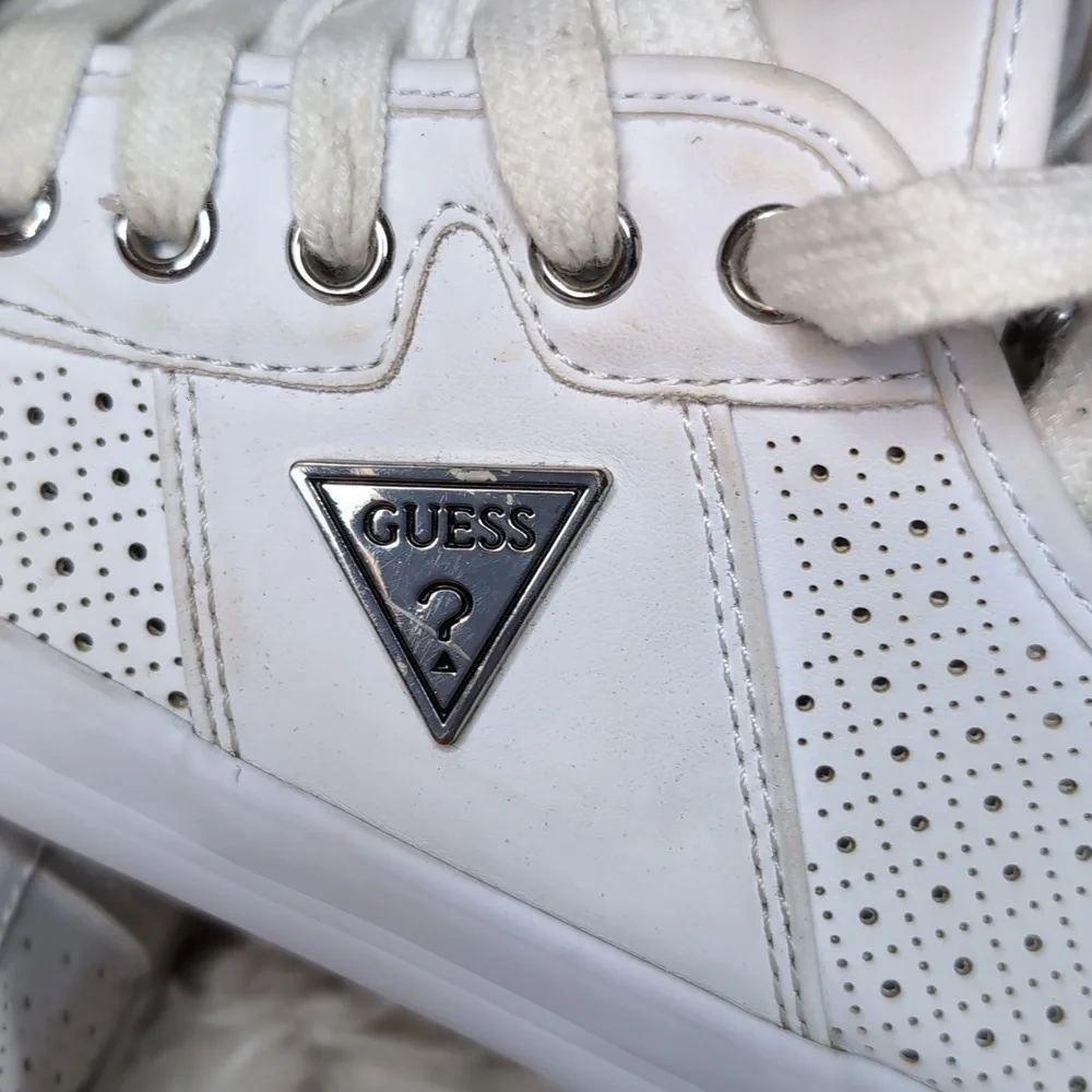 Guess White LEATHER Minimalist Tennis Shoes SZ 7